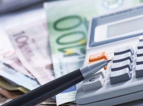 Επίδομα Χριστουγέννων: Πώς από τα 500 ευρώ της εξαγγελίας θα μπουν μόλις έως και 257 ευρώ στην τσέπη