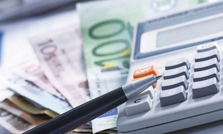 Επίδομα Χριστουγέννων: Πώς από τα 500 ευρώ της εξαγγελίας θα μπουν μόλις έως και 257 ευρώ στην τσέπη