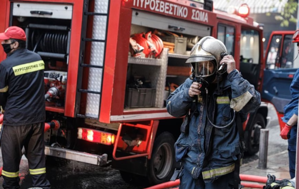 Φωτιά σε εγκαταλελειμμένη μονοκατοικία στην Αθήνα – Απετράπη ο κίνδυνος επέκτασης