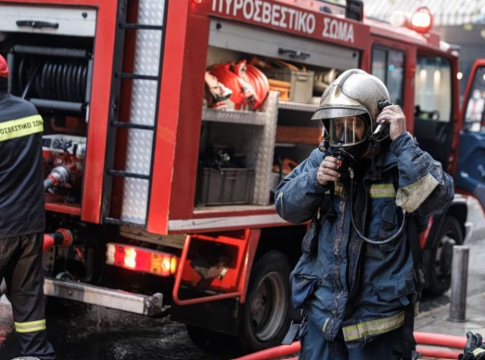 Φωτιά σε εγκαταλελειμμένη μονοκατοικία στην Αθήνα – Απετράπη ο κίνδυνος επέκτασης
