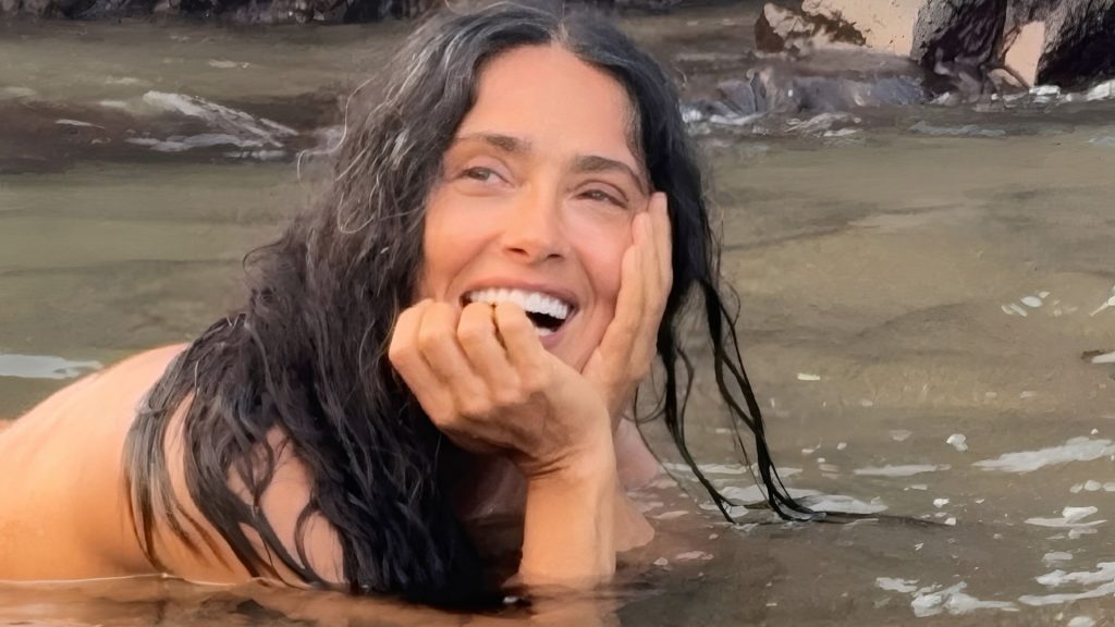 Salma Hayek: Ποζάρει γυμνή στα 60 της και οι followers την αποθεώνουν (pics)
