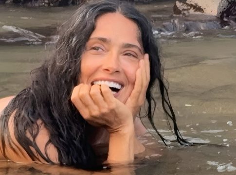 Salma Hayek: Ποζάρει γυμνή στα 60 της και οι followers την αποθεώνουν (pics)