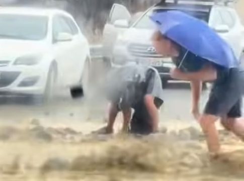 Απίστευτες σκηνές στο Λασίθι: Κατολισθήσεις «έκοψαν» δρόμους, οδηγοί απομάκρυναν τις πέτρες με τα χέρια τους
