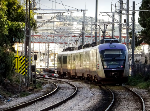 Προαστιακός: Άνδρας ανασύρθηκε χωρίς τις αισθήσεις του από συρμό στο ύψος της Αρχαίας Κορίνθου