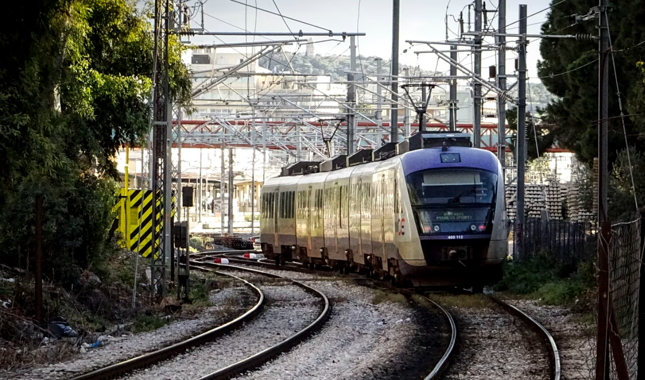 Προαστιακός: Άνδρας ανασύρθηκε χωρίς τις αισθήσεις του από συρμό στο ύψος της Αρχαίας Κορίνθου