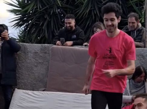 Ρεκόρ άλματος σε… κήπο για τον Τεντόγλου: «Γκρεμίστε τη μάντρα, γιατί θα βγει έξω» (vid)
