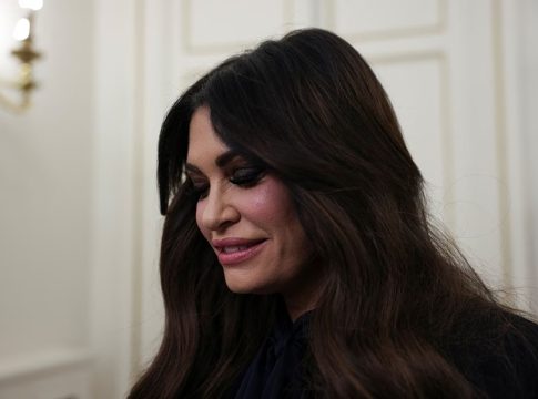 Λευκός Οίκος: Ο πρόεδρος Τραμπ ζήτησε από την Κίμπερλι Γκιλφόιλ να παραιτηθεί από πρέσβης