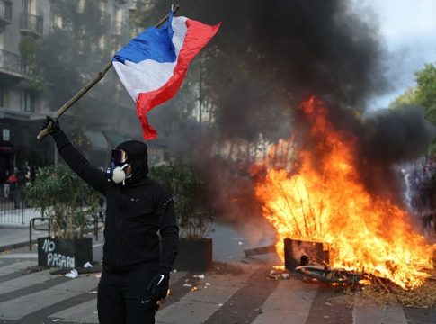 «Αμερική, αυτό είναι προειδοποίηση»: Ο Τραμπ και τα συντηρητικά μέσα κάνουν τη Γαλλία όπλο για τον προεκλογικό αγώνα