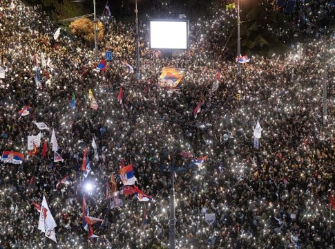 Σερβία: Πάνω από 150.000 φοιτητές διαδήλωσαν στο Βελιγράδι – Μπορούν να διώξουν τον Βούτσιτς;