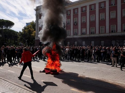 Ένταση και επεισόδια σε μαζικές διαδηλώσεις στα Τίρανα – Διαδηλωτές καίνε τα «καθίσματα διαλόγου» του Ράμα
