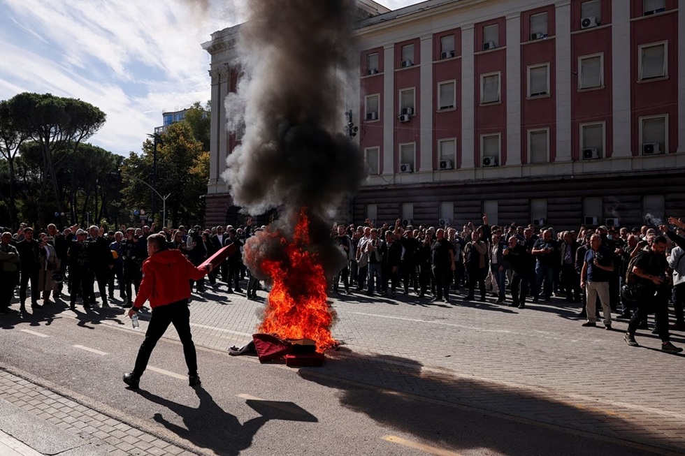 Ένταση και επεισόδια σε μαζικές διαδηλώσεις στα Τίρανα – Διαδηλωτές καίνε τα «καθίσματα διαλόγου» του Ράμα