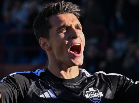 «Σούπερ» Δουβίκας με δύο γκολ οδήγησε στη νίκη την Κόμο (2-0, vids)