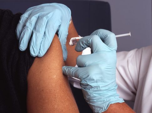 Η γρίπη προ των πυλών: Οι συστάσεις ειδικών για έγκαιρο εμβολιασμό