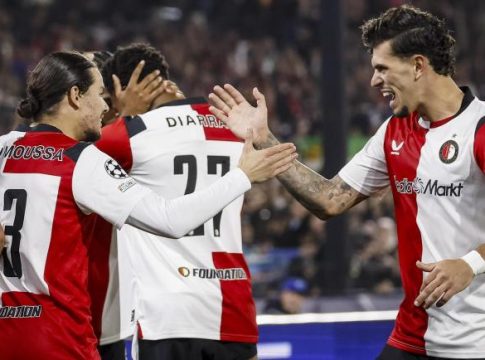 Φέγενορντ – Κόμο 3-2: Πρώτη νίκη με ανατροπή και σούπερ Μούσα – Σκόραρε ο Δουβίκας στο 93′