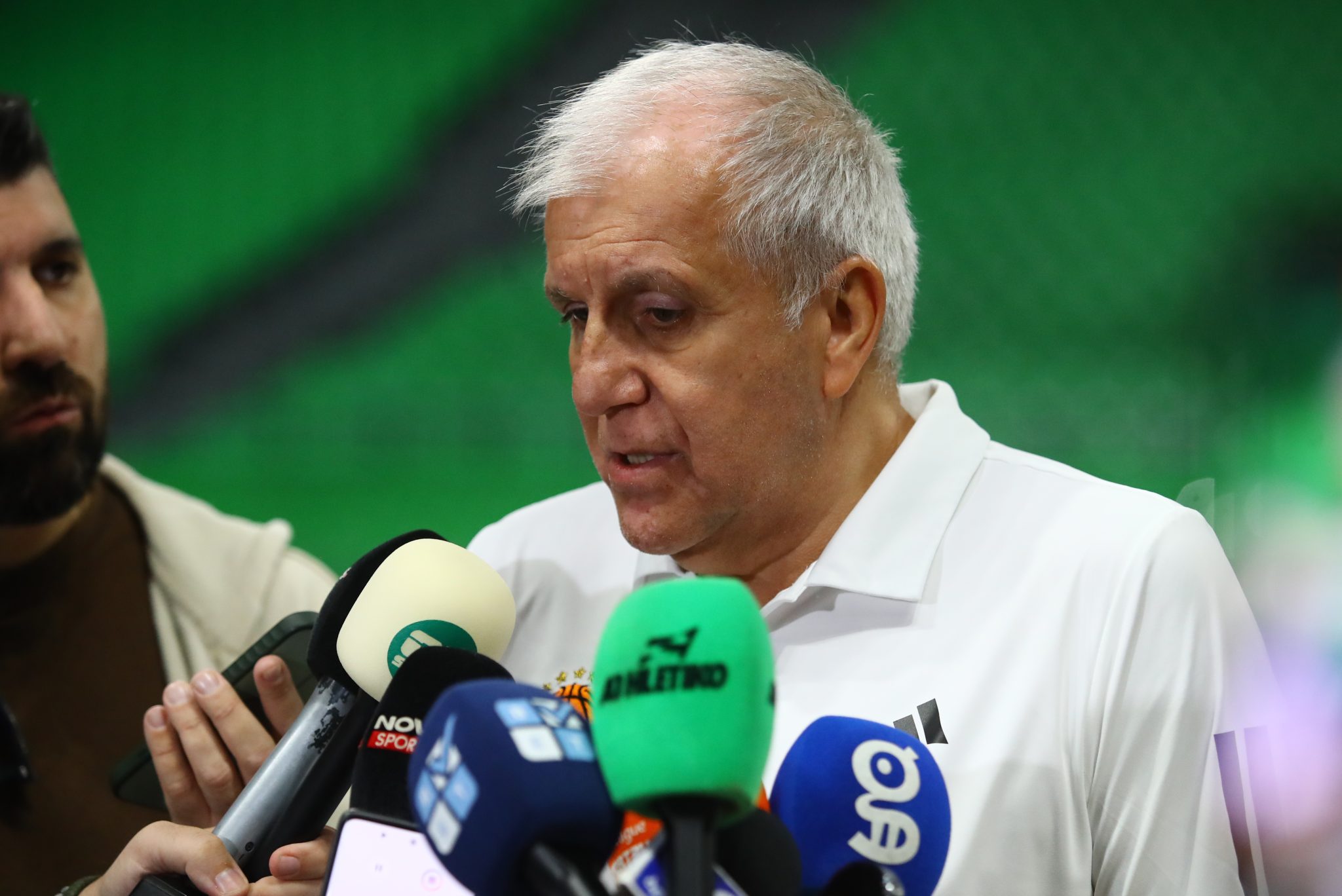 Ομπράντοβιτς: «Αν καταλαβαίνετε εσείς πως ο Μαντζούκας δουλεύει πολύ, σκεφτείτε εγώ που τον βλέπω κάθε μέρα»
