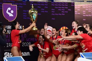 Η απονομή του ευρωπαϊκού Super Cup στα κορίτσια του Ολυμπιακού (vid+pics)