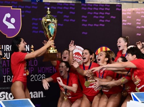 Η απονομή του ευρωπαϊκού Super Cup στα κορίτσια του Ολυμπιακού (vid+pics)