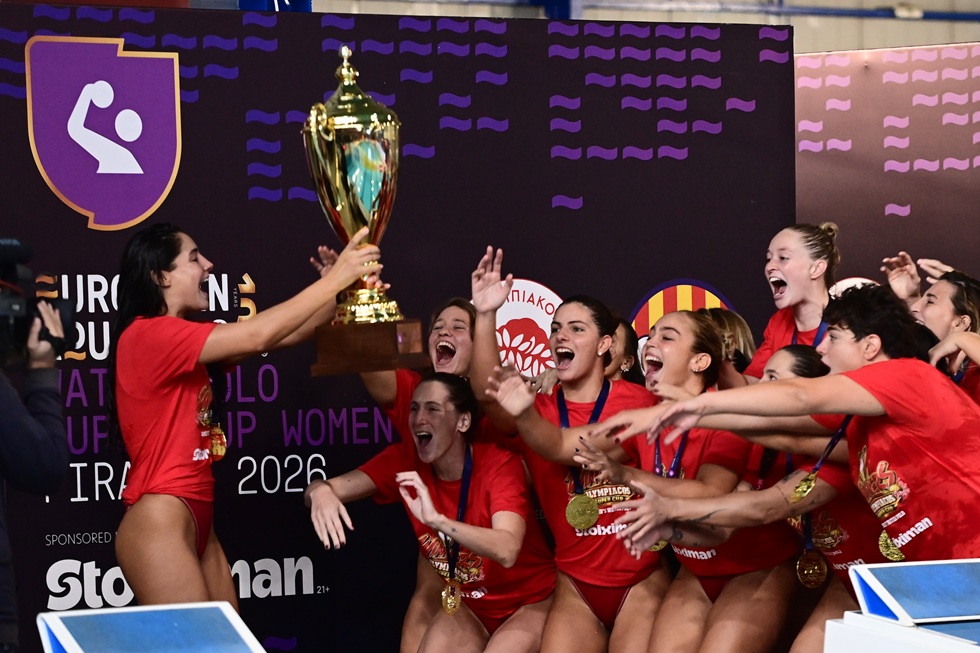 Η απονομή του ευρωπαϊκού Super Cup στα κορίτσια του Ολυμπιακού (vid+pics)