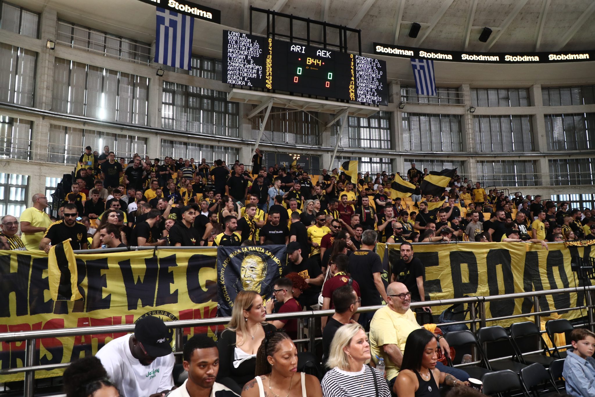 Άρης: Δείτε φωτογραφίες από το και πάλι γεμάτο Nick Galis Hall με τους οπαδούς του Άρη να δημιουργούν μια πολύ θερμό ατμόσφαιρα στο ντέρμπι με την ΑΕΚ.