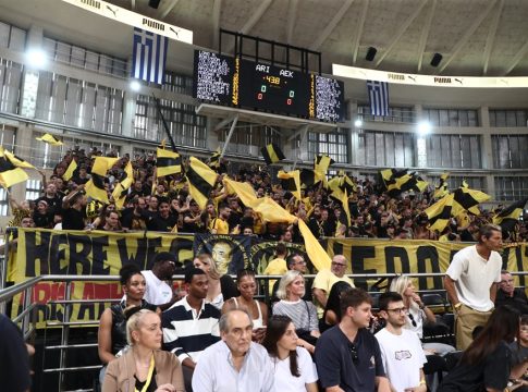 Άρης – ΑΕΚ: Κατάμεστο και πάλι το «Nick Galis Hall» – Οι κιτρινόμαυρες σημαίες στο νέο «πέταλο» (pics)