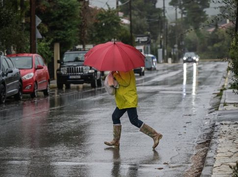 Καιρός: Πού θα χρειαστούμε ομπρέλα – Μικρή πτώση της θερμοκρασίας
