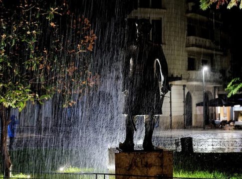 Σε εξέλιξη έντονα φαινόμενα στην Αττική – Κεραυνοί και βροχή σε πολλές περιοχές