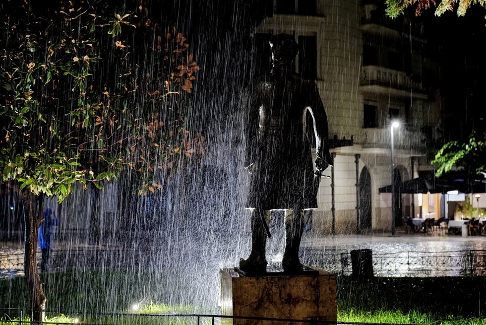 Σε εξέλιξη έντονα φαινόμενα στην Αττική – Κεραυνοί και βροχή σε πολλές περιοχές