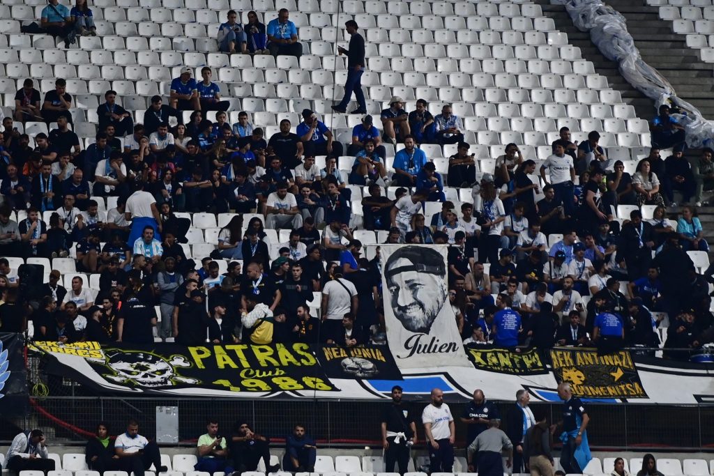 Πανό της ΑΕΚ στις κερκίδες του Βελοντρόμ (vid)
