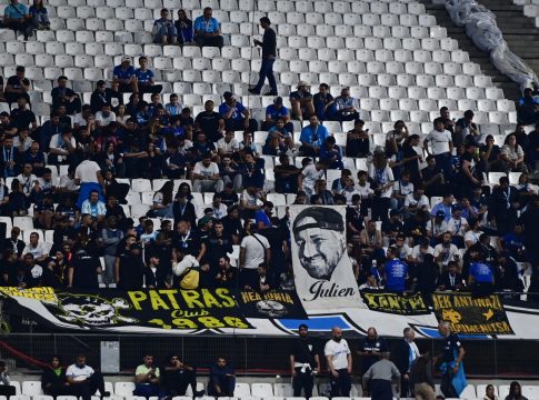Πανό της ΑΕΚ στις κερκίδες του Βελοντρόμ (vid)