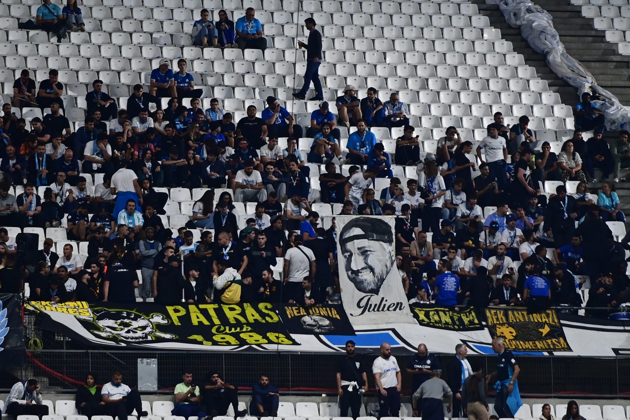 Πανό της ΑΕΚ στις κερκίδες του Βελοντρόμ (vid)