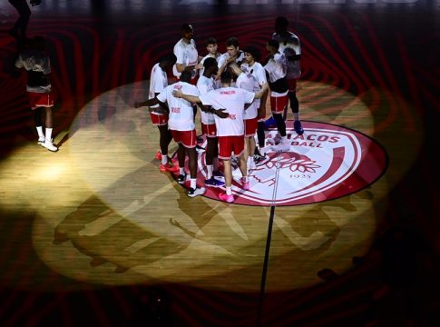 Στο «πόδι» η «Sunel Arena» για τον Ολυμπιακό! Αποθέωση για παίκτες και Μπαρτζώκα! (vid)