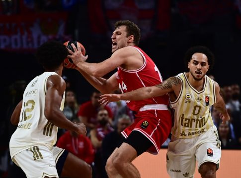 Ολυμπιακός – Φενέρμπαχτσε 61-64: Τούρκοι και διαιτητές λύγισαν τους μισούς Πειραιώτες