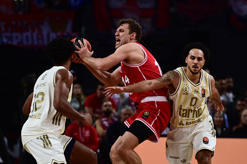 Ολυμπιακός – Φενέρμπαχτσε 61-64: Τούρκοι και διαιτητές λύγισαν τους μισούς Πειραιώτες