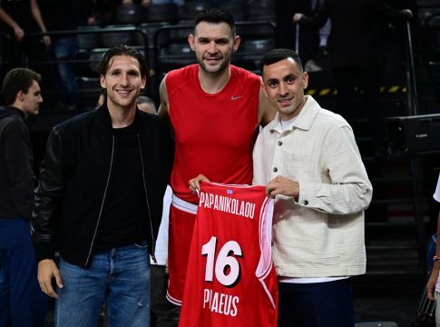 Ολυμπιακός: Ο Παπανικολάου φωτογραφήθηκε με Ρέτσο-Σάλιακα μετά τη λήξη του αγώνα και έδωσε τη φανέλα του (pic)
