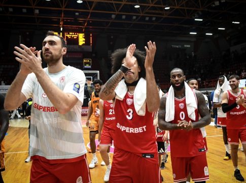 Χαμός στην Πάτρα από μικρούς φίλους του Ολυμπιακού για ένα αυτόγραφο των παικτών (vid)