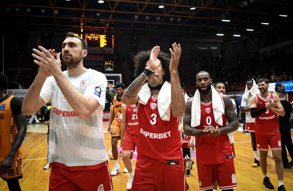 Χαμός στην Πάτρα από μικρούς φίλους του Ολυμπιακού για ένα αυτόγραφο των παικτών (vid)