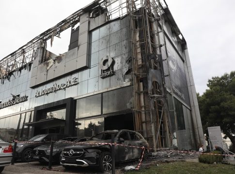Γλυφάδα: Μεγάλες καταστροφές από την εμπρηστική επίθεση σε αντιπροσωπεία αυτοκινήτων – Βρέθηκαν γκαζάκια