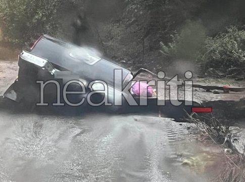 Κρήτη: Έντονες βροχοπτώσεις στον Μυλοπόταμο, κατέρρευσε γέφυρα και εγκλωβίστηκαν άτομα (pics, vids)