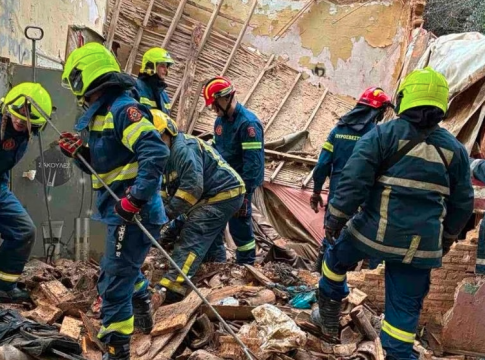 Κατέρρευσε εγκαταλελειμμένο κτίριο στον Κολωνό – Έρευνες για τυχόν εγκλωβισμένους