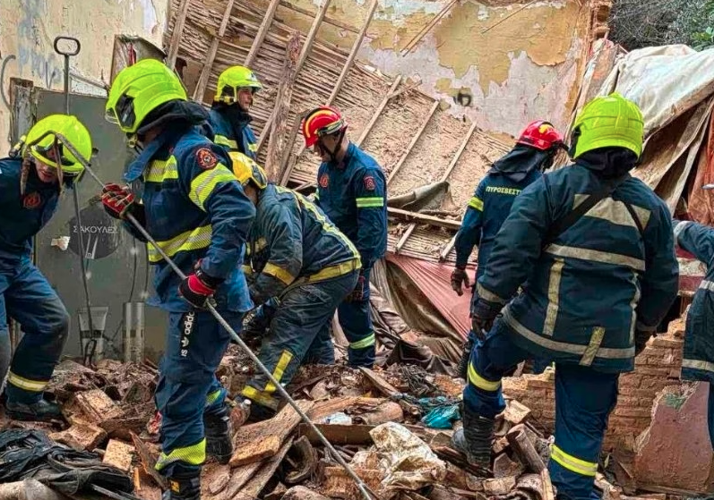 Κατέρρευσε εγκαταλελειμμένο κτίριο στον Κολωνό – Έρευνες για τυχόν εγκλωβισμένους