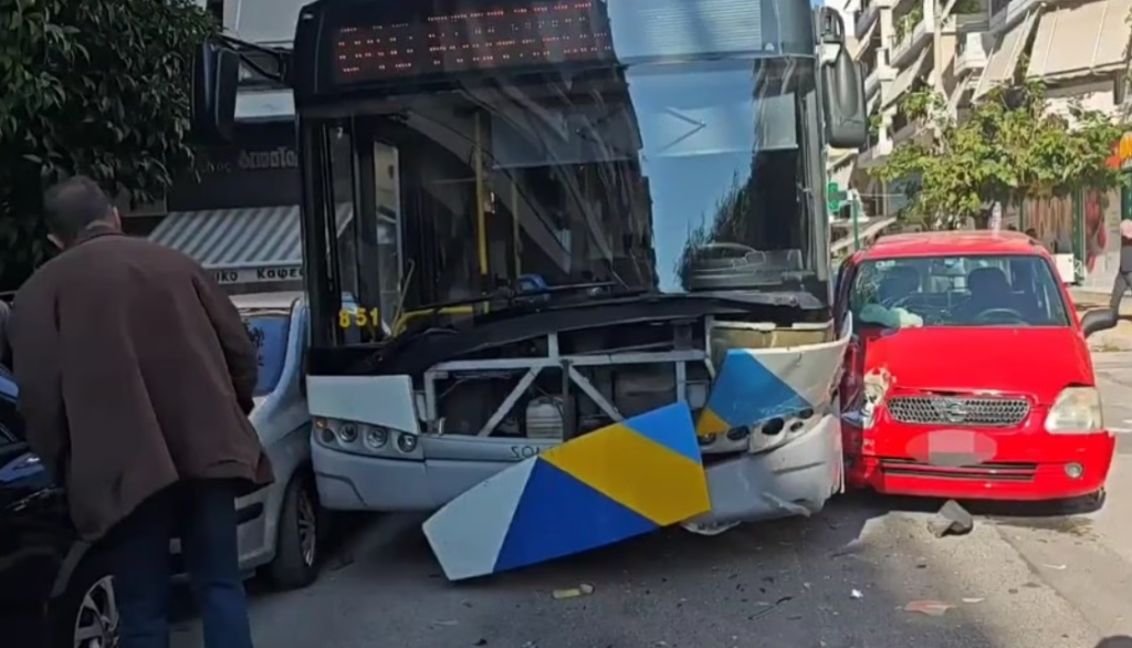 Καλλιθέα: Σύγκρουση λεωφορείου με ΙΧ – Κλειστός ο δρόμος