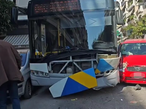 Καλλιθέα: Σύγκρουση λεωφορείου με ΙΧ – Κλειστός ο δρόμος