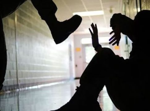 Θεσσαλονίκη: 17χρονος χτύπησε 13χρονο μέσα σε σχολείο – Στο νοσοκομείο το θύμα