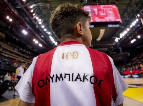 Η Euroleague αποθέωσε πιτσιρικά φίλο του Ολυμπιακού με φανέλα για τα «100 χρόνια»