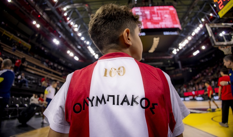 Η Euroleague αποθέωσε πιτσιρικά φίλο του Ολυμπιακού με φανέλα για τα «100 χρόνια» (pic)