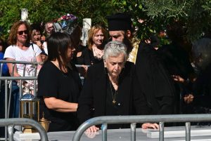 «Γιώργο μου, παιδί μου…» – Συντετριμμένη η οικογένεια Μαζωνάκη στο 40ημερο μνημόσυνο του τραγουδιστή