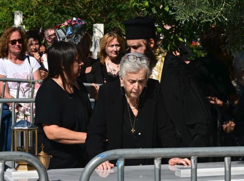 «Γιώργο μου, παιδί μου…» – Συντετριμμένη η οικογένεια Μαζωνάκη στο 40ημερο μνημόσυνο του τραγουδιστή