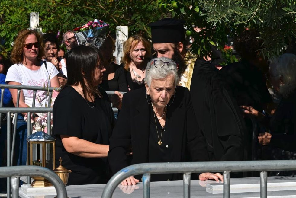 «Γιώργο μου, παιδί μου…» – Συντετριμμένη η οικογένεια Μαζωνάκη στο 40ημερο μνημόσυνο του τραγουδιστή