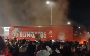 Χαμός στο Αγρίνιο για τον Ολυμπιακό: Η «θερμή» υποδοχή στην αποστολή των Πειραιωτών (vid)