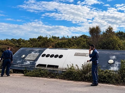 Άρτα: Ανατροπή λεωφορείου του Πολεμικού Ναυτικού στην Ιονία Οδό – 13 τραυματίες